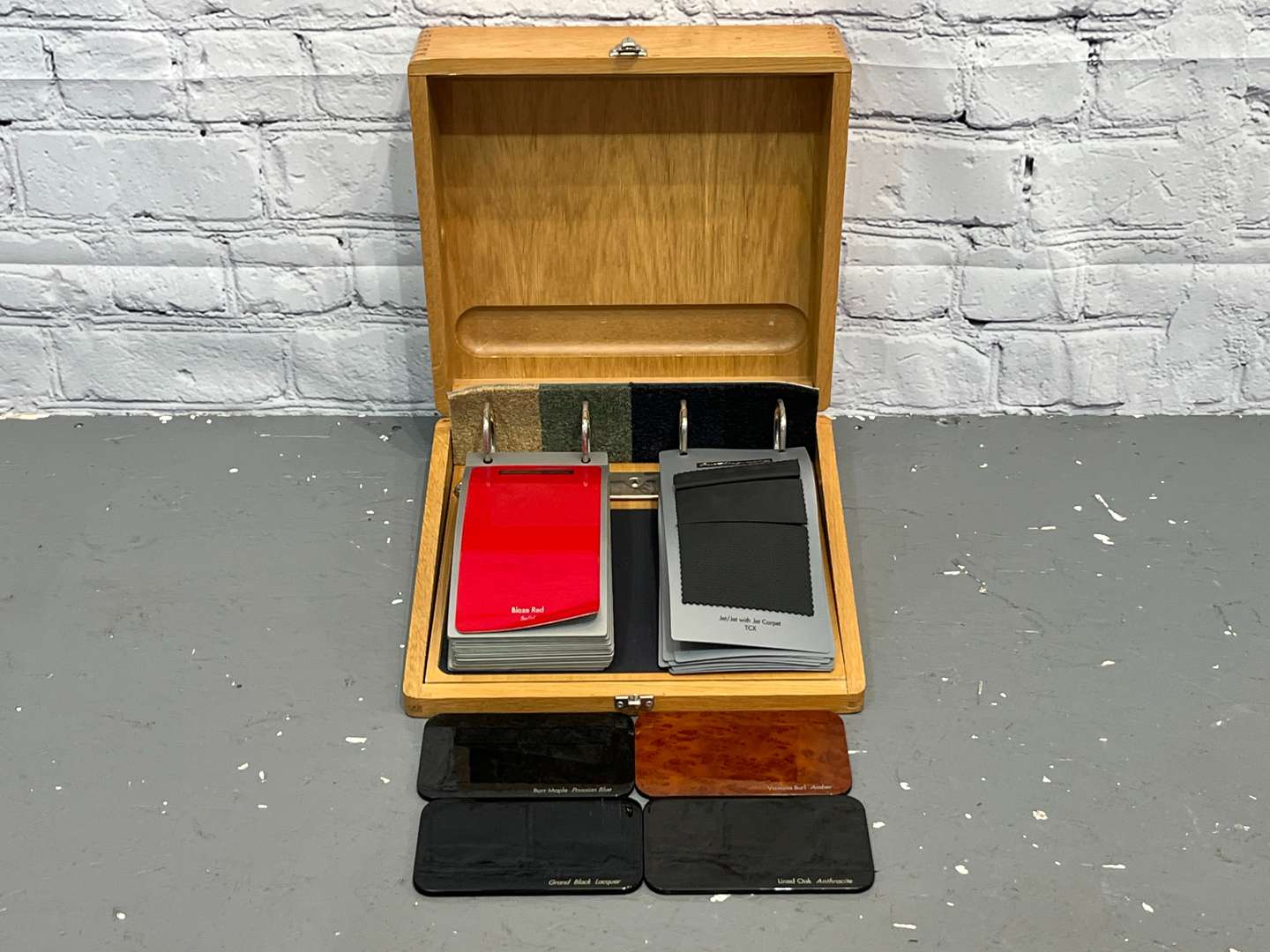 <p>Range Rover Autobiography Trim & Colour Boxed Set</p>