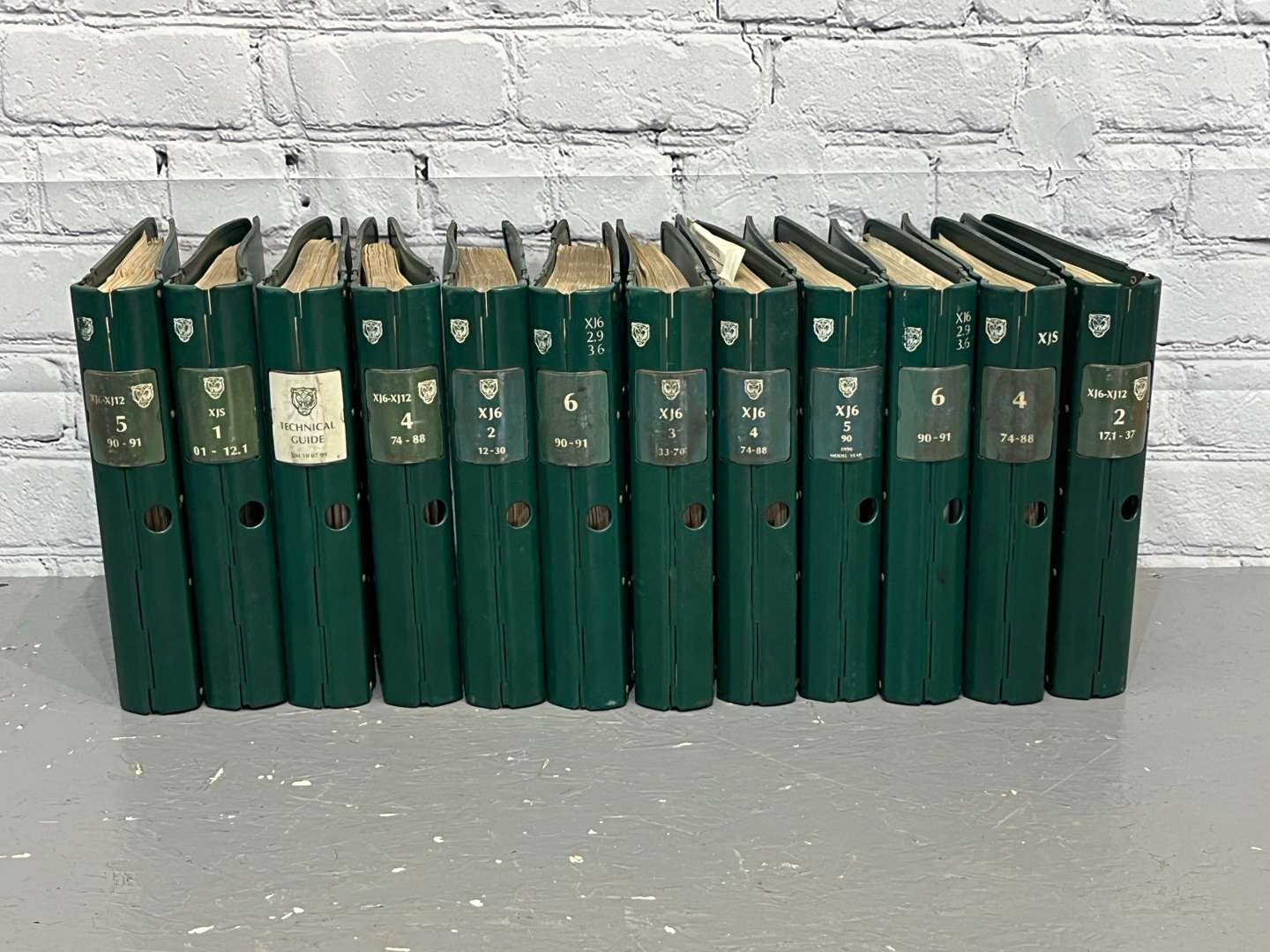 <p>Jaguar Service Manuals For XJ6/12 Etc</p>