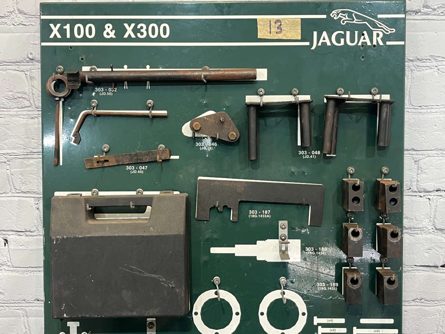 <p>Jaguar X100 & X300 Tool Board and Tools</p>