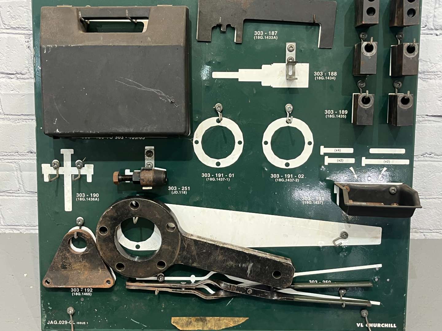 <p>Jaguar X100 & X300 Tool Board and Tools</p>