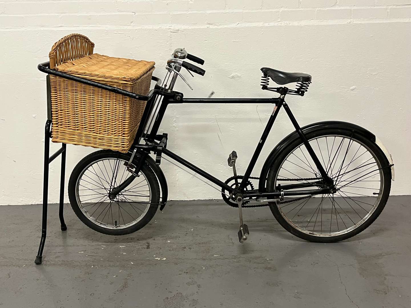 <p>Pashley Trade Bicycle and Basket Wit Hovis Livery&nbsp;</p>