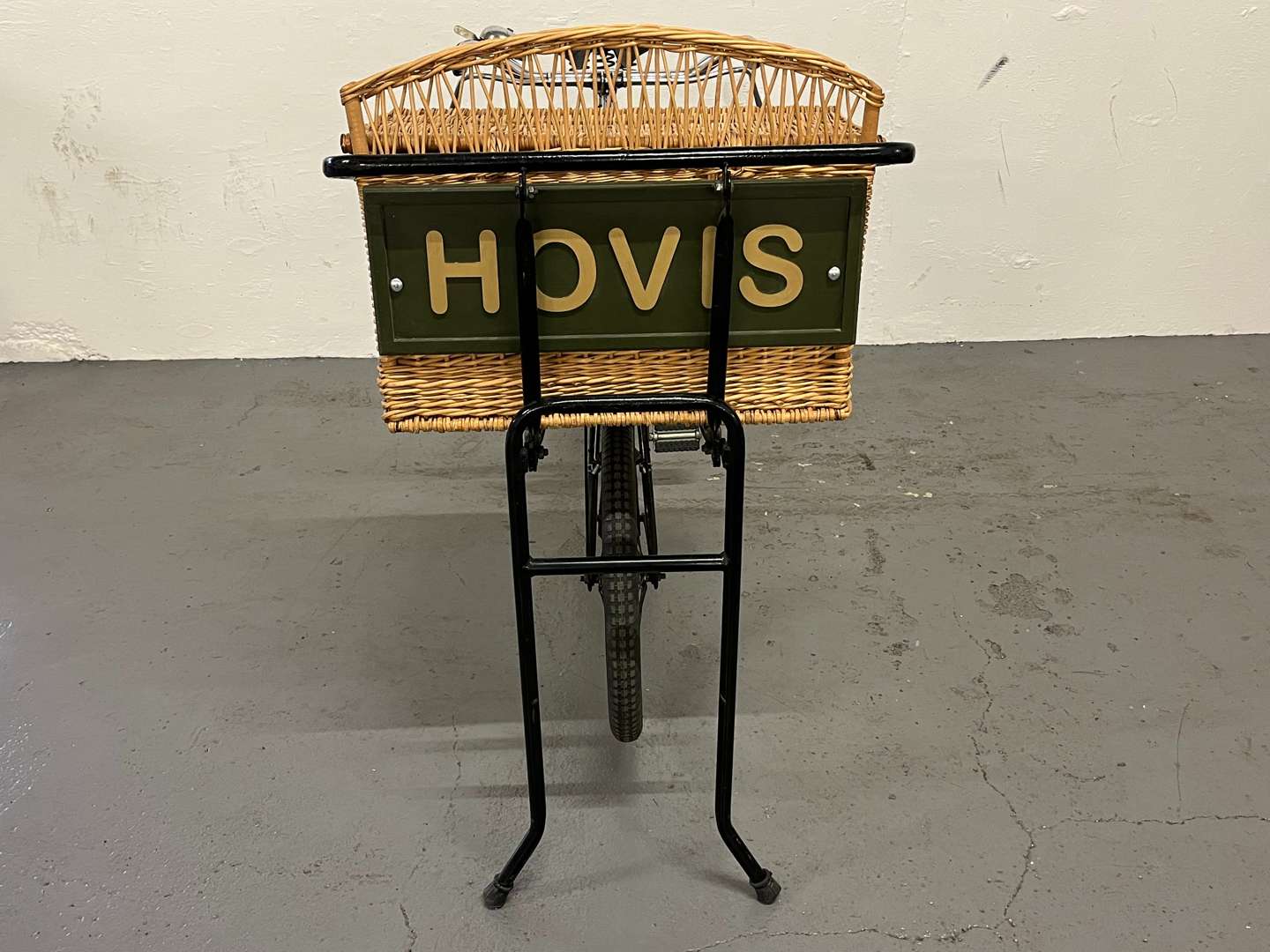 <p>Pashley Trade Bicycle and Basket Wit Hovis Livery&nbsp;</p>