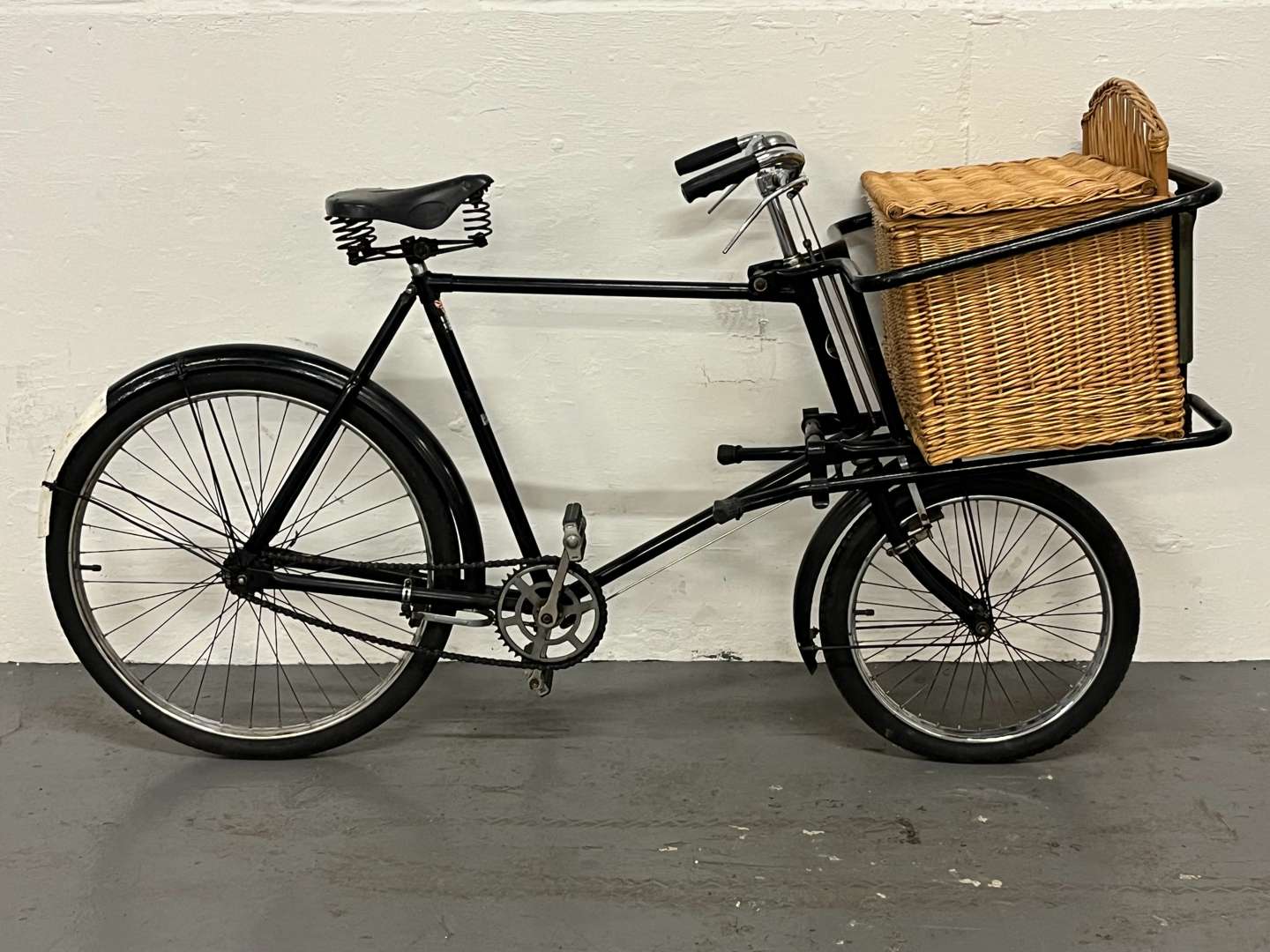 <p>Pashley Trade Bicycle and Basket Wit Hovis Livery&nbsp;</p>