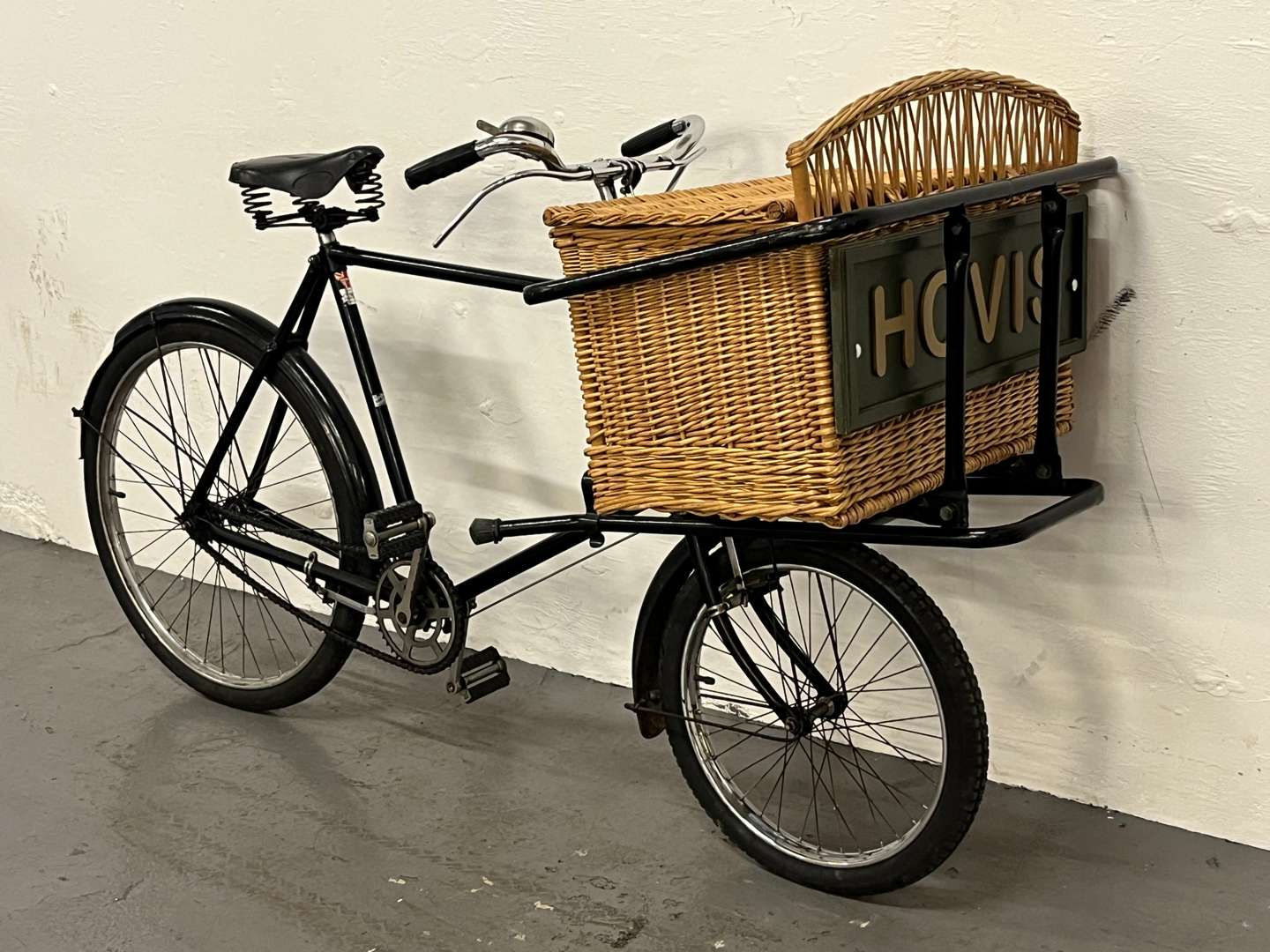 <p>Pashley Trade Bicycle and Basket Wit Hovis Livery&nbsp;</p>