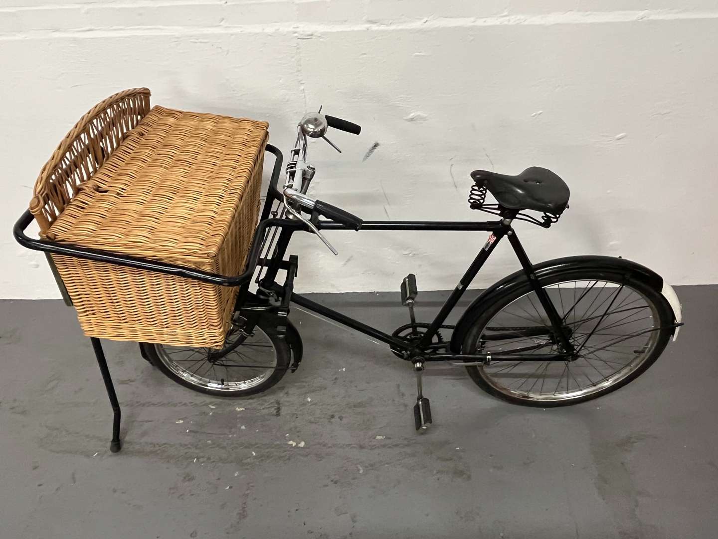 <p>Pashley Trade Bicycle and Basket Wit Hovis Livery&nbsp;</p>