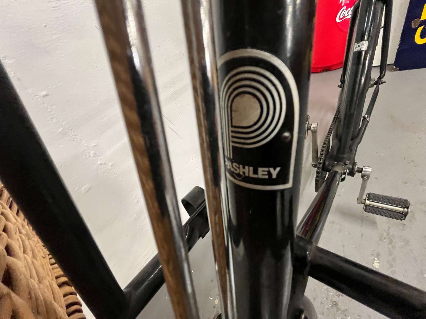 <p>Pashley Trade Bicycle and Basket Wit Hovis Livery&nbsp;</p>