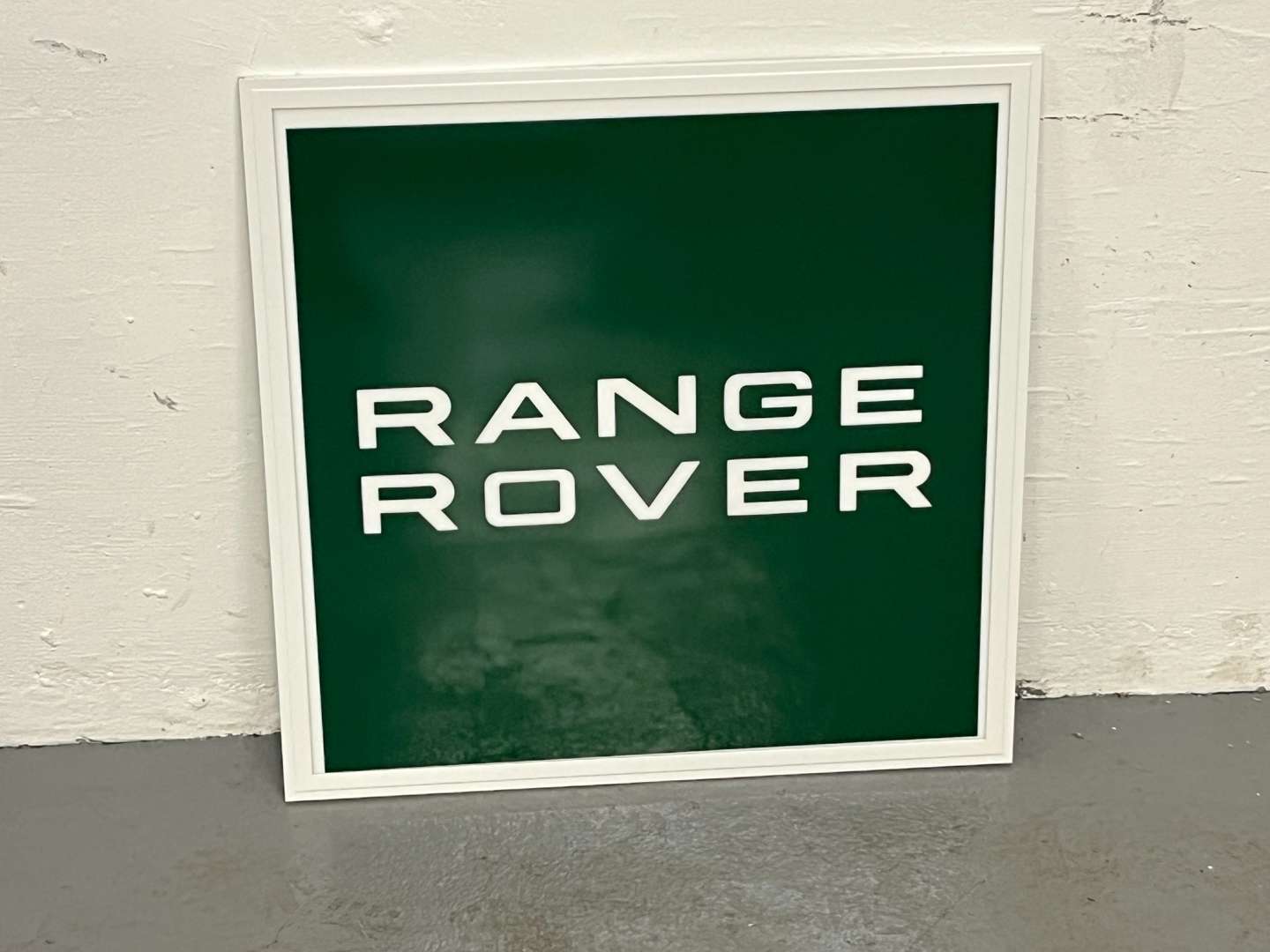 <p>Range Rover Modern Slim Line Illuminated Sign&nbsp;</p>