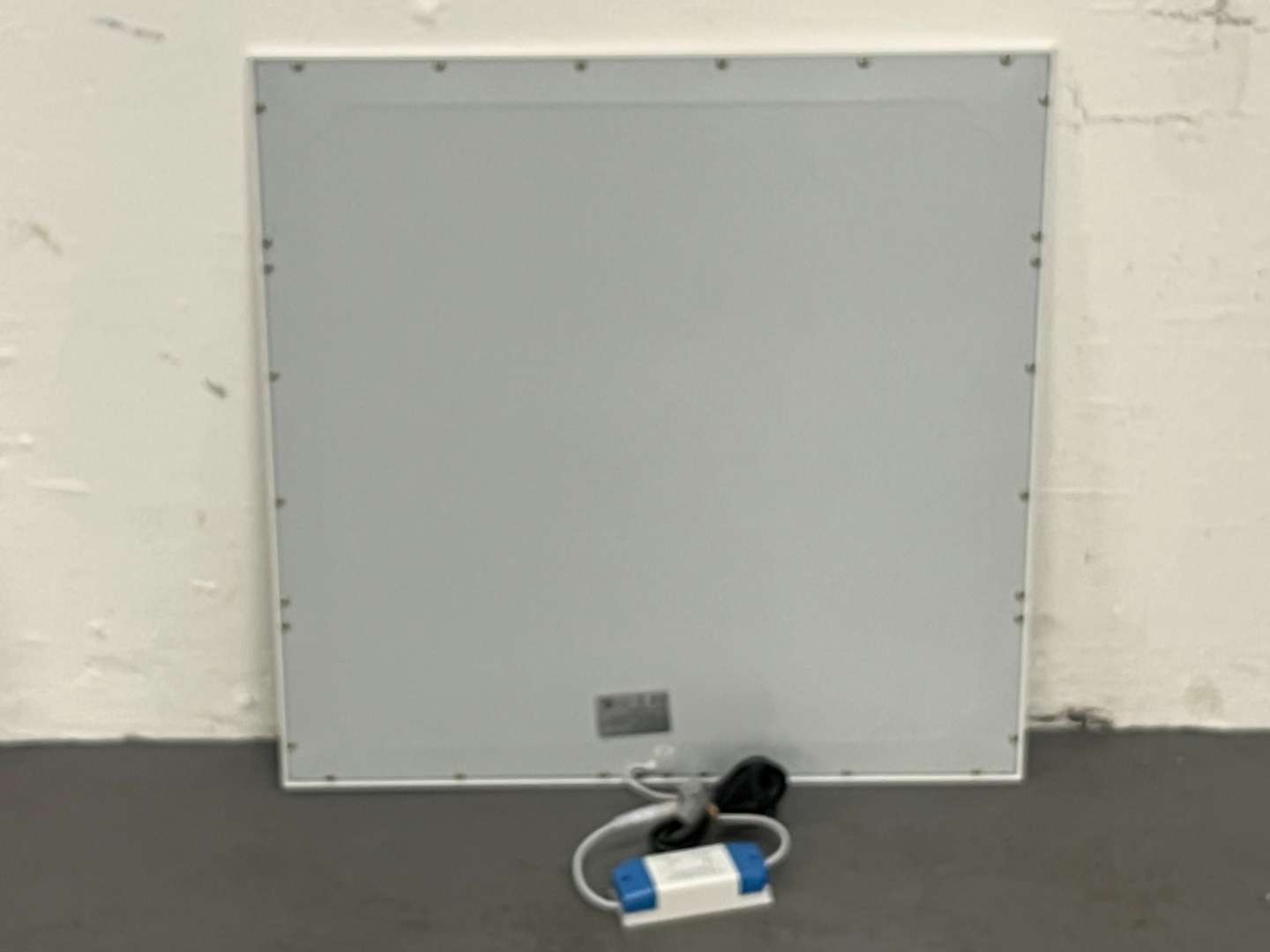 <p>Range Rover Modern Slim Line Illuminated Sign&nbsp;</p>