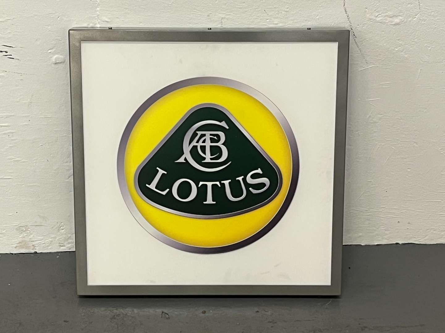 <p>Lotus Modern Metal Illuminated Sign</p>
