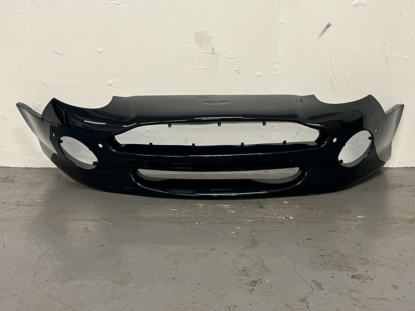 <p>Aston Martin DB7 Front Bumper For 1994-2004 Model</p>