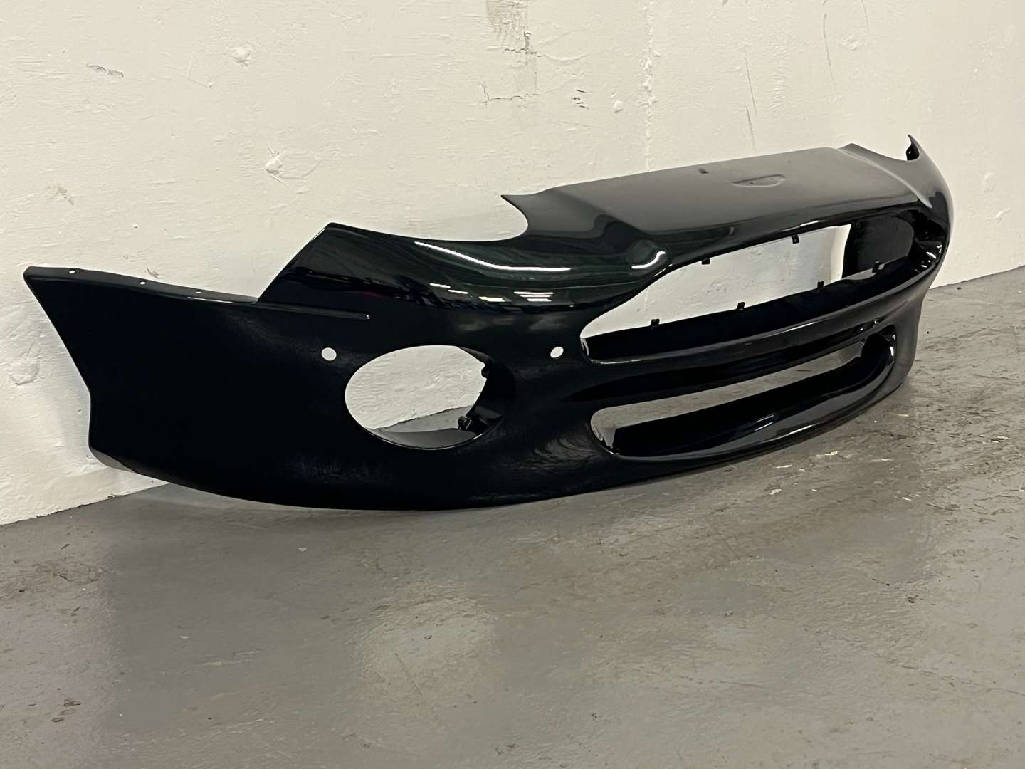 <p>Aston Martin DB7 Front Bumper For 1994-2004 Model</p>