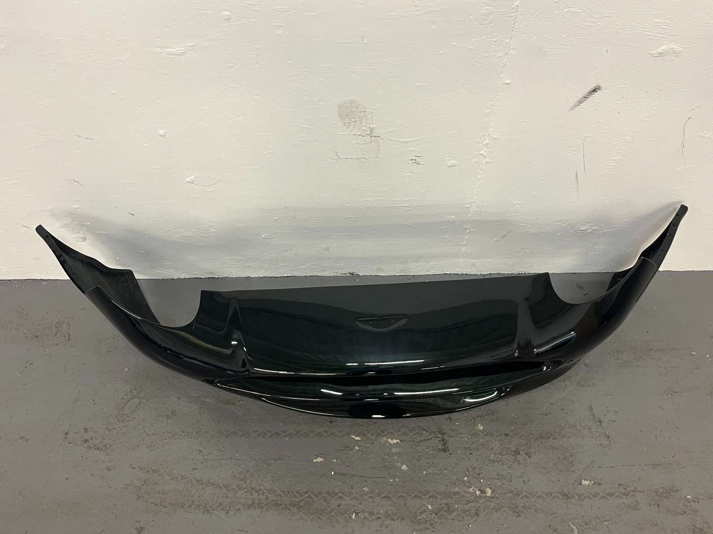 <p>Aston Martin DB7 Front Bumper For 1994-2004 Model</p>