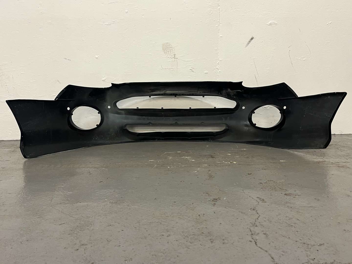 <p>Aston Martin DB7 Front Bumper For 1994-2004 Model</p>