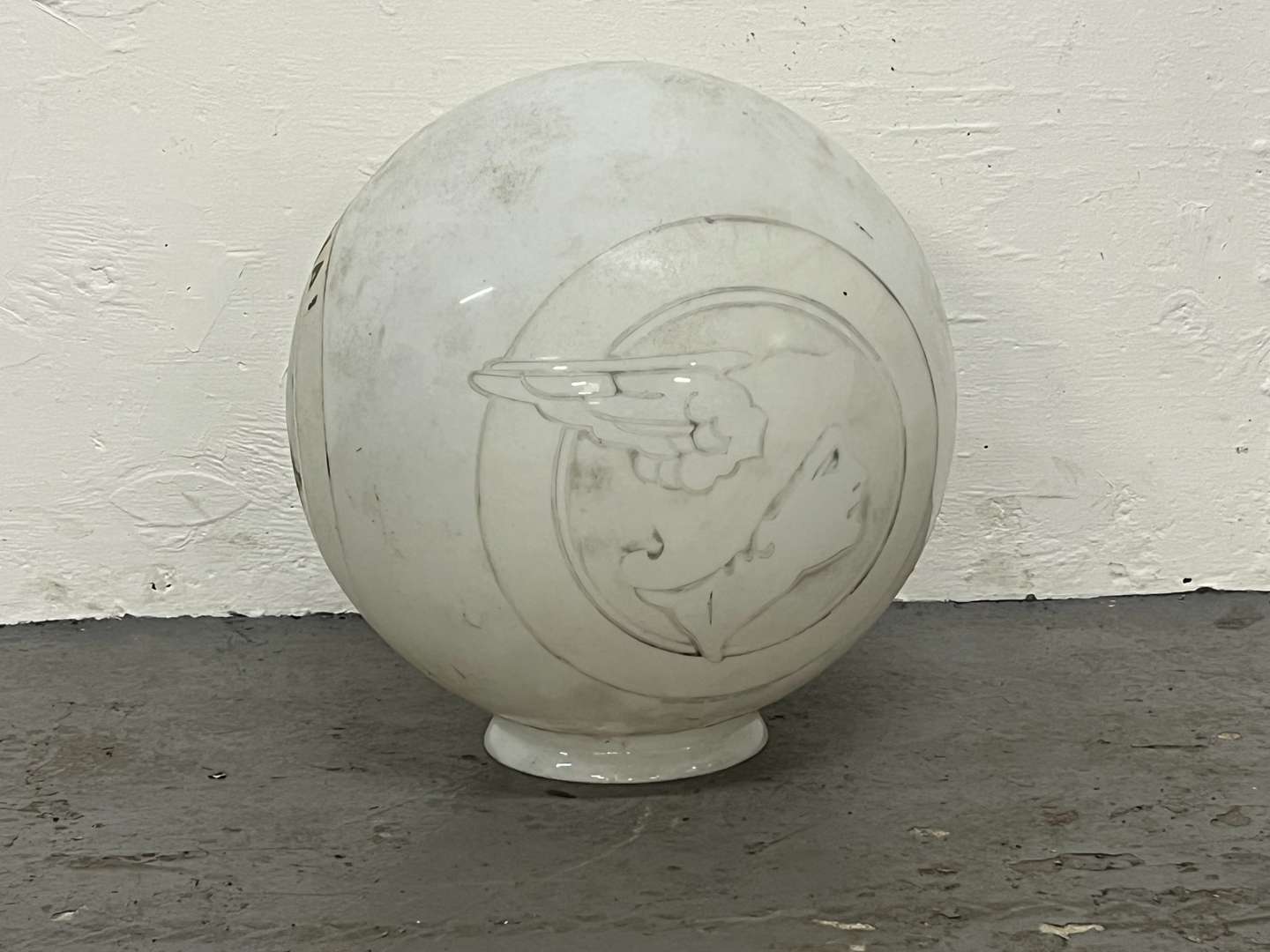 <p>National Benzole Mixture Petrol Pump/Lamp Post Glass Globe</p>