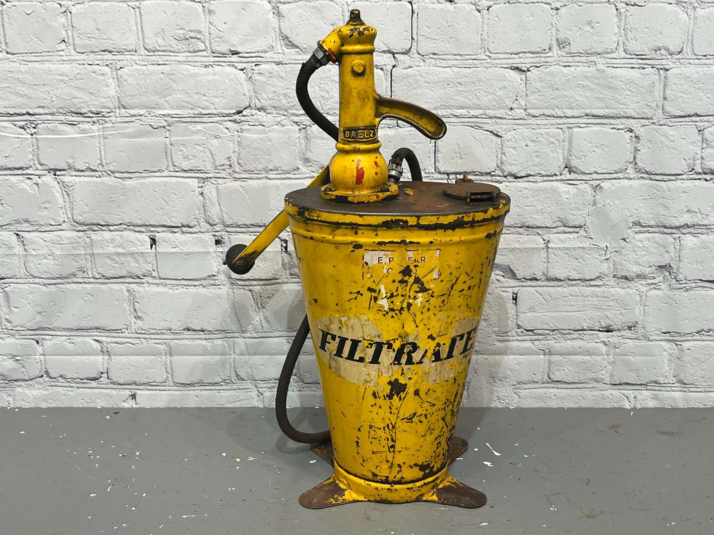 <p>Cranked Forecourt Oil Dispenser&nbsp;</p>