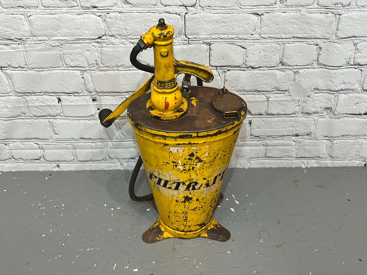 <p>Cranked Forecourt Oil Dispenser&nbsp;</p>