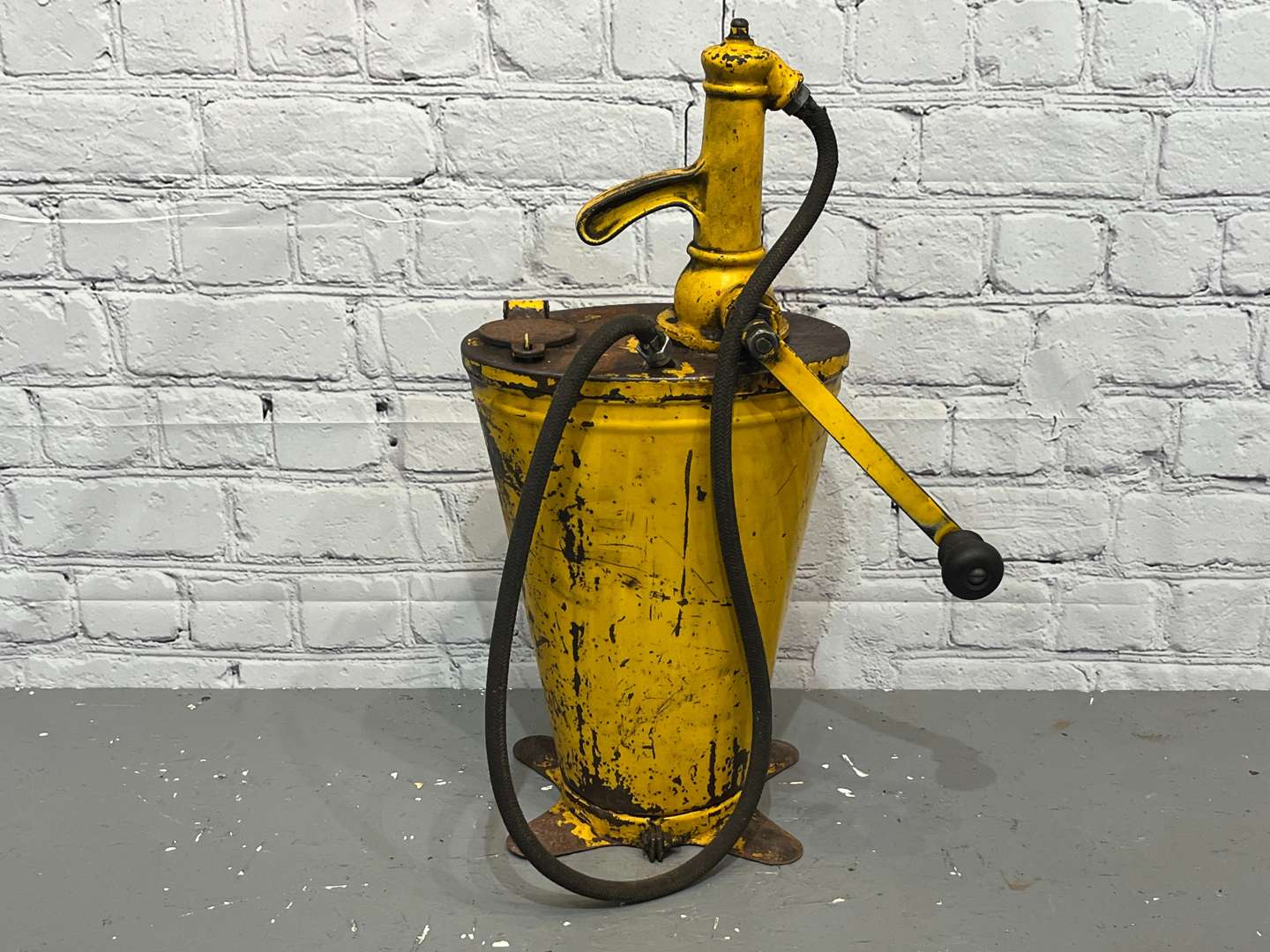 <p>Cranked Forecourt Oil Dispenser&nbsp;</p>