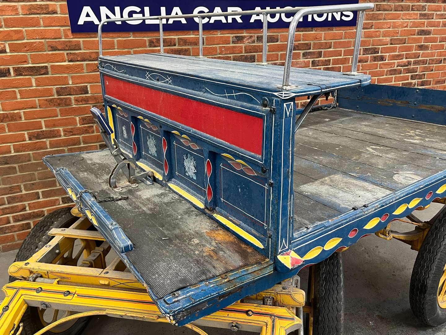 <p>Twin Axle Wooden London Trade Trolley&nbsp;</p>