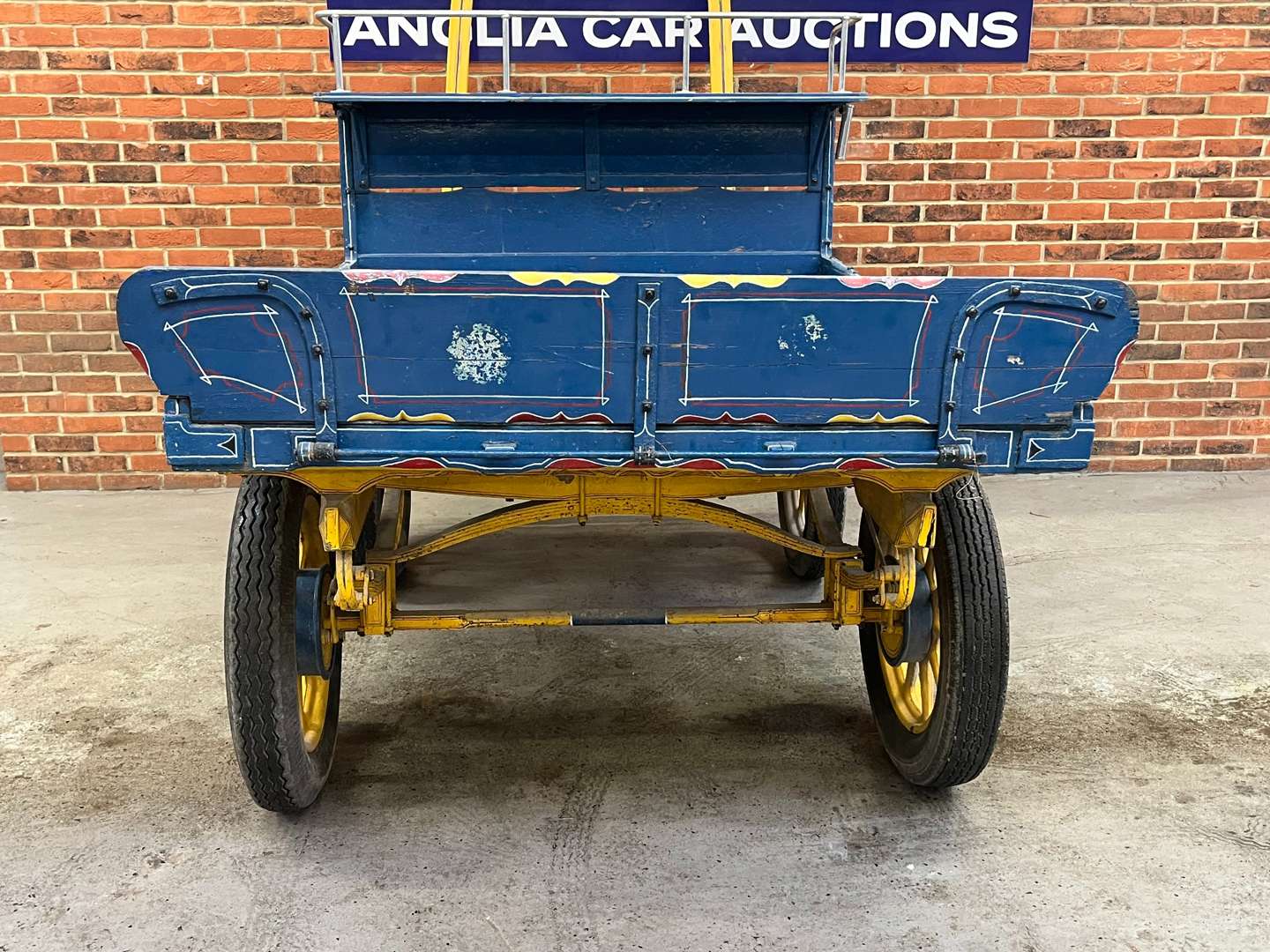 <p>Twin Axle Wooden London Trade Trolley&nbsp;</p>