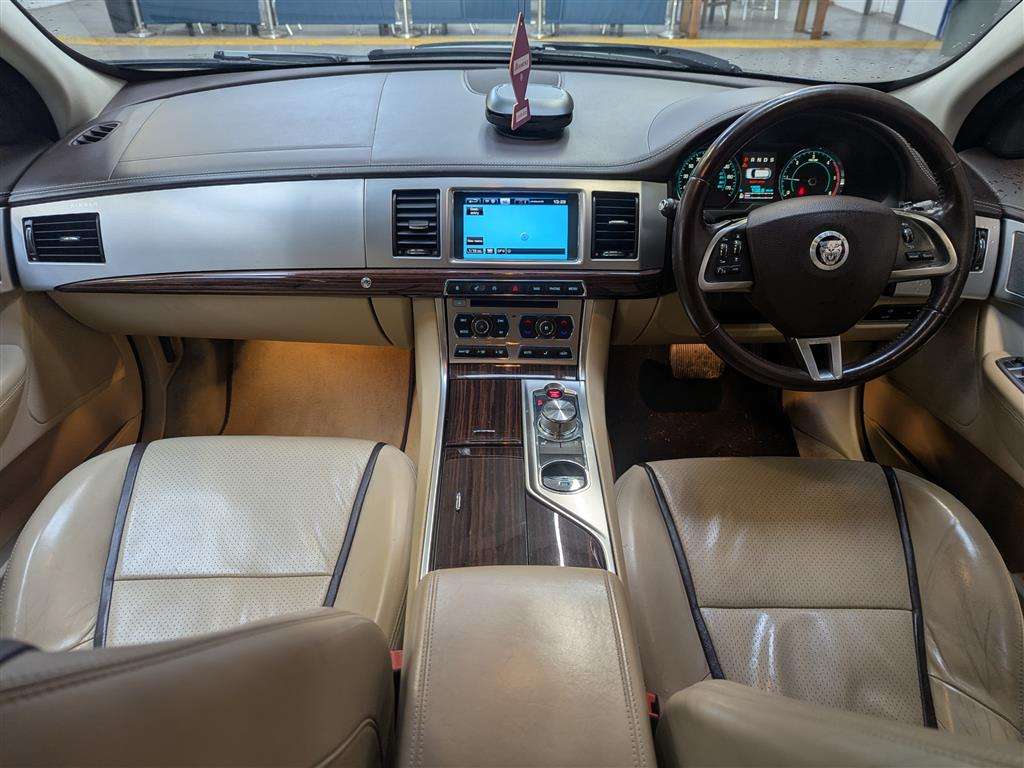 <p>2015 JAGUAR XF PORTFOLIO SPORTBRAKE D</p>