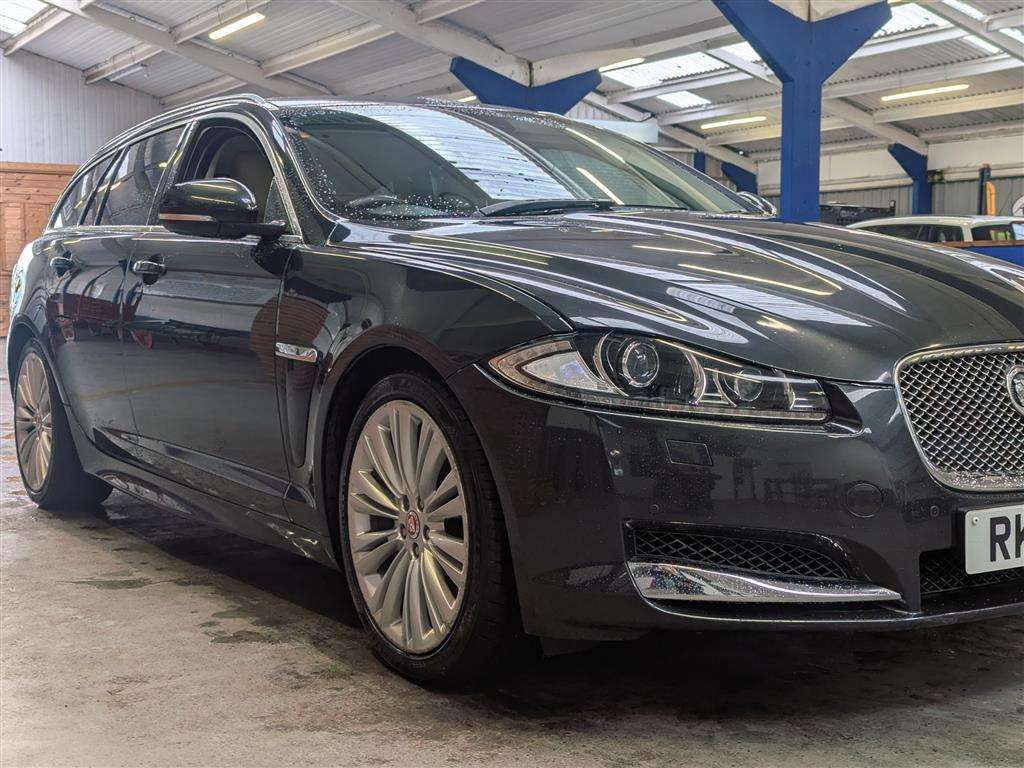 <p>2015 JAGUAR XF PORTFOLIO SPORTBRAKE D</p>