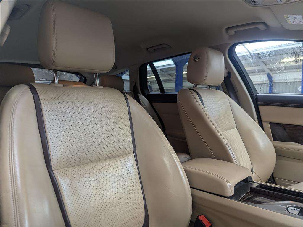 <p>2015 JAGUAR XF PORTFOLIO SPORTBRAKE D</p>