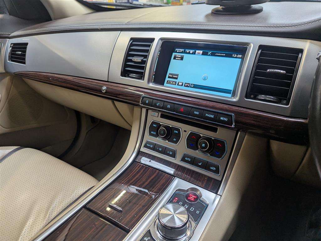 <p>2015 JAGUAR XF PORTFOLIO SPORTBRAKE D</p>