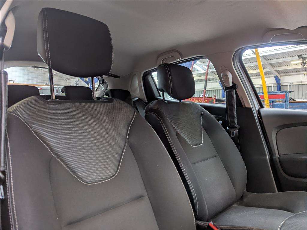 <p>2015 RENAULT CLIO DYNAMIQUE NAV 16V</p>