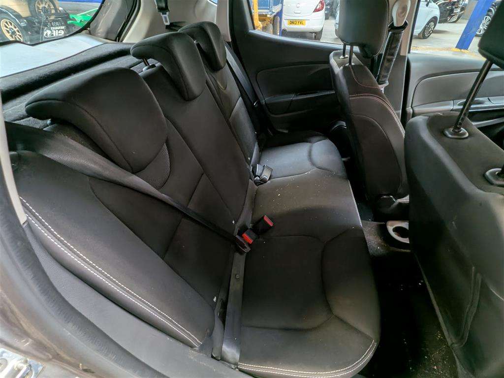 <p>2015 RENAULT CLIO DYNAMIQUE NAV 16V</p>