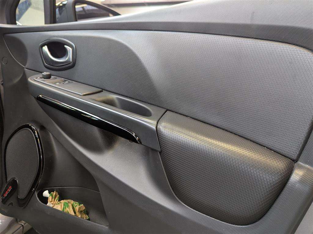 <p>2015 RENAULT CLIO DYNAMIQUE NAV 16V</p>