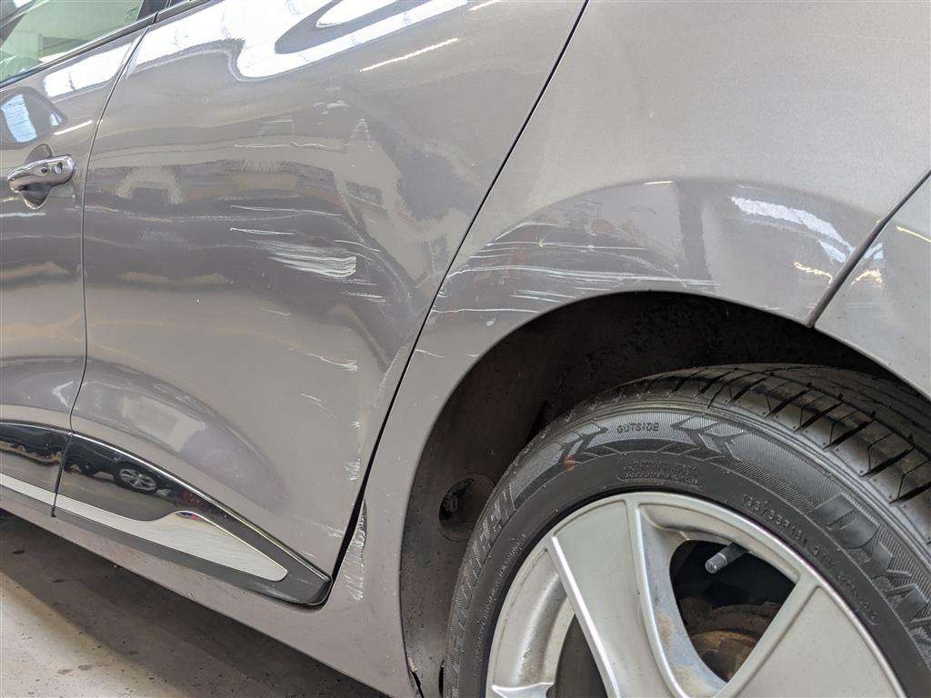 <p>2015 RENAULT CLIO DYNAMIQUE NAV 16V</p>