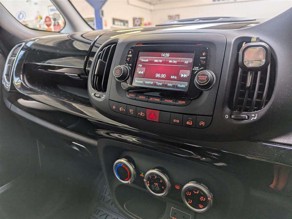 <p>2016 FIAT 500L TREKKING MULTIJET S-</p>