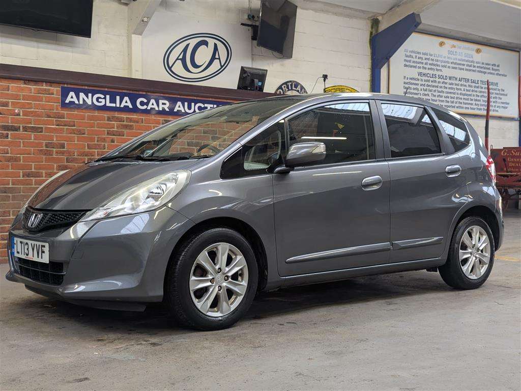 <p>2013 HONDA JAZZ I-VTEC ES CVT</p>