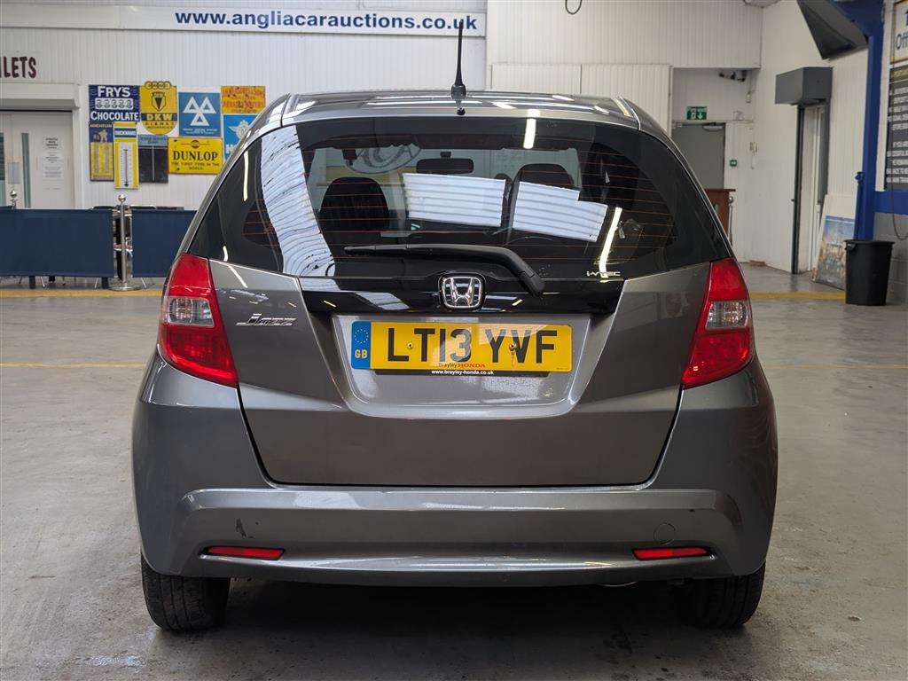 <p>2013 HONDA JAZZ I-VTEC ES CVT</p>