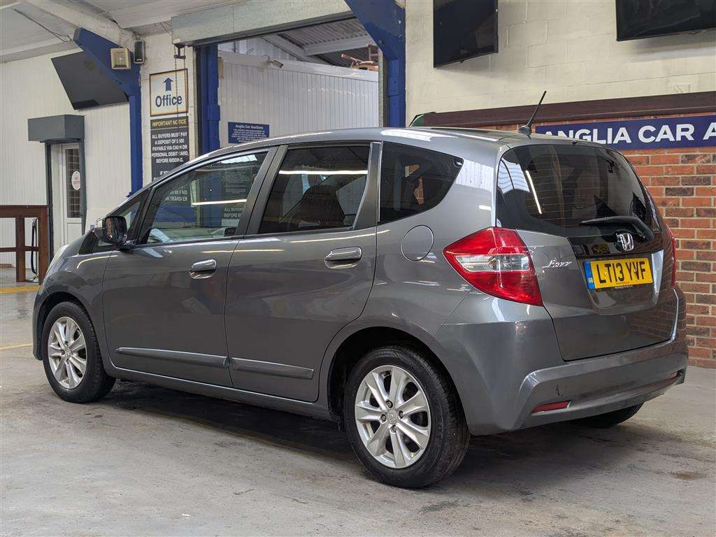 <p>2013 HONDA JAZZ I-VTEC ES CVT</p>