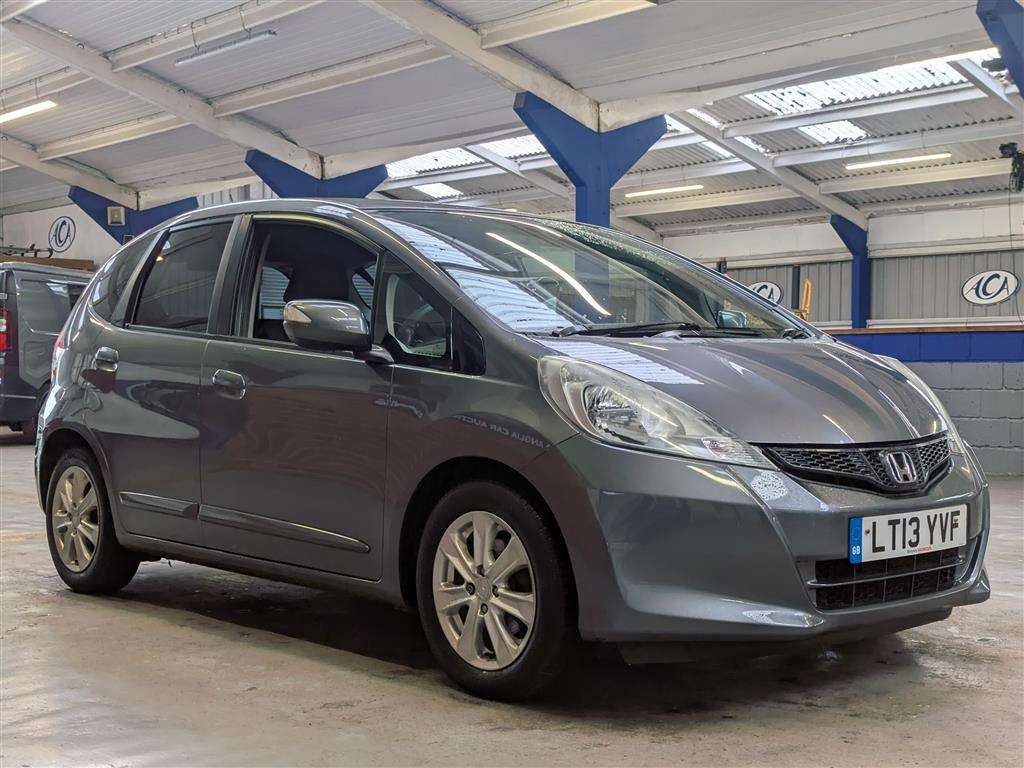 <p>2013 HONDA JAZZ I-VTEC ES CVT</p>