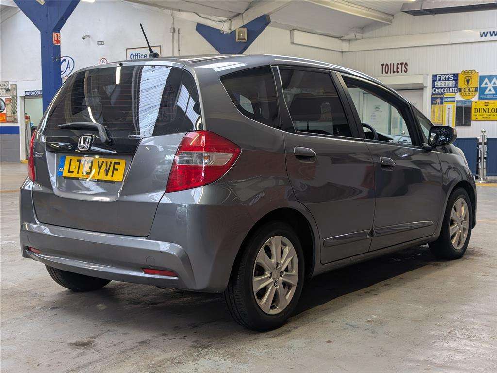 <p>2013 HONDA JAZZ I-VTEC ES CVT</p>