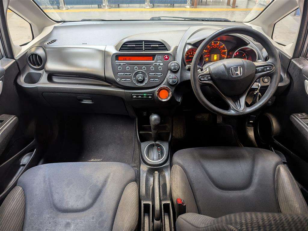 <p>2013 HONDA JAZZ I-VTEC ES CVT</p>