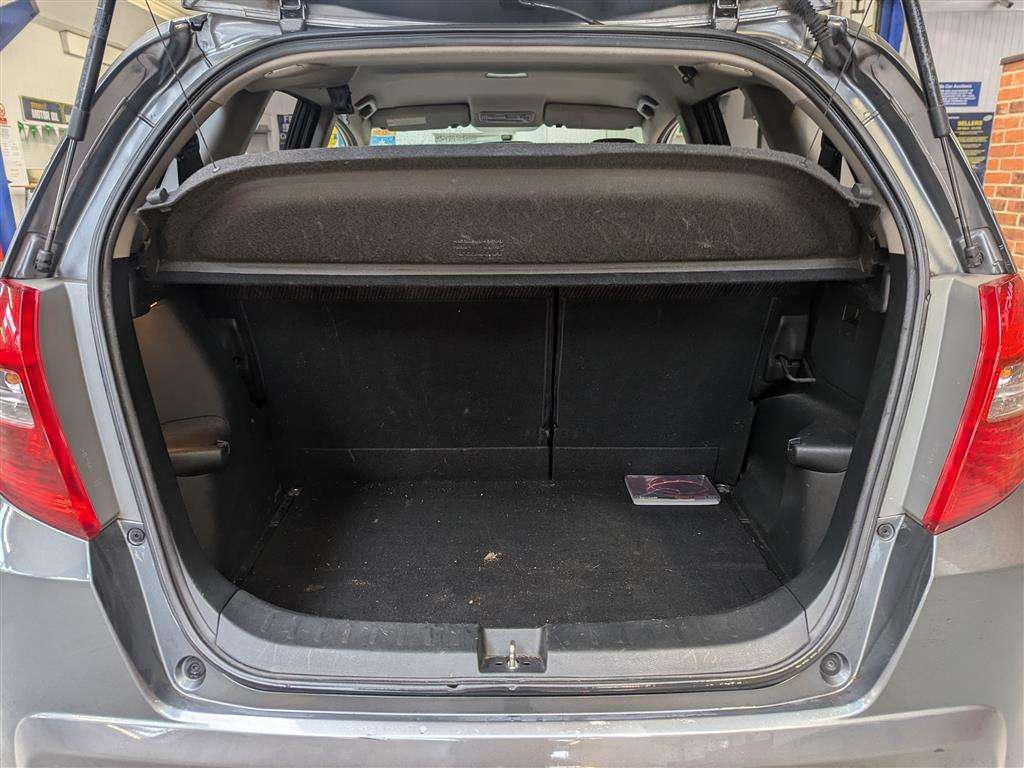 <p>2013 HONDA JAZZ I-VTEC ES CVT</p>