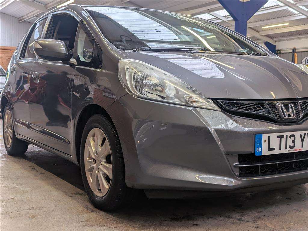 <p>2013 HONDA JAZZ I-VTEC ES CVT</p>