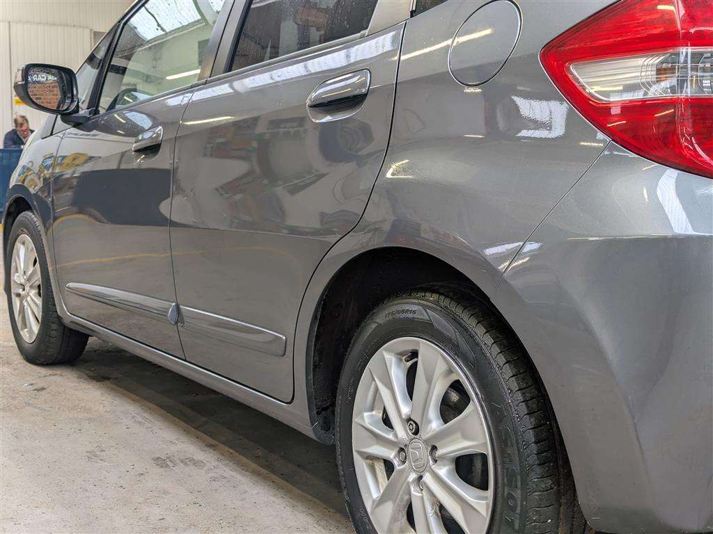 <p>2013 HONDA JAZZ I-VTEC ES CVT</p>