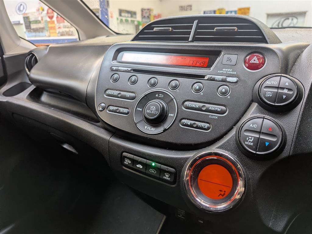 <p>2013 HONDA JAZZ I-VTEC ES CVT</p>