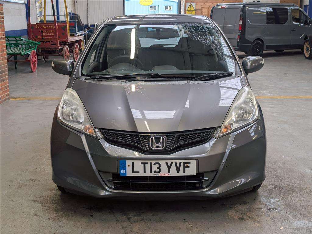 <p>2013 HONDA JAZZ I-VTEC ES CVT</p>