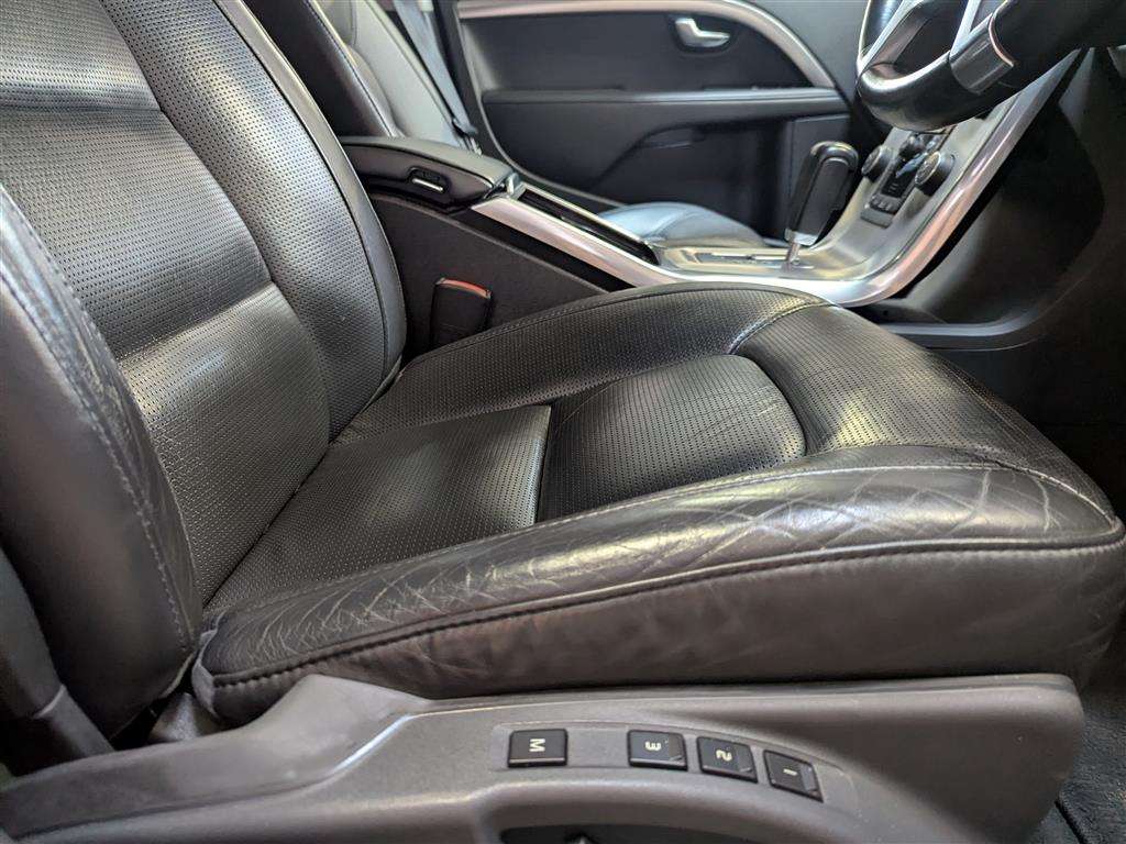 <p>2012 VOLVO V70 SE LUX T5 AUTO</p>