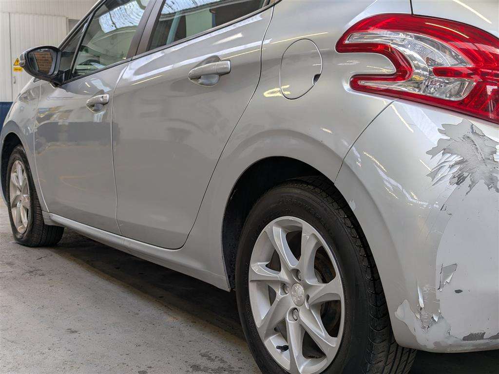 <p>2015 PEUGEOT 208 ACTIVE E-HDI S-A</p>