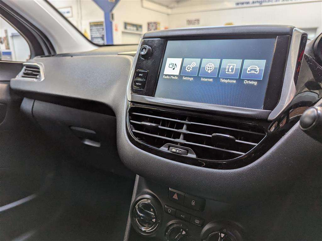 <p>2015 PEUGEOT 208 ACTIVE E-HDI S-A</p>