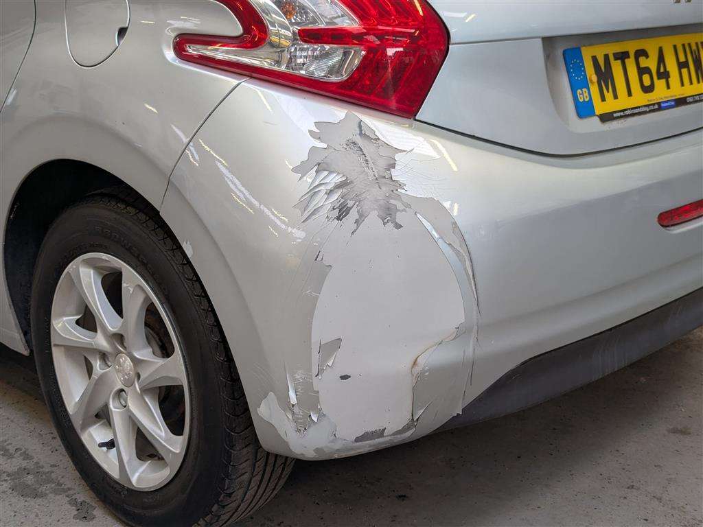 <p>2015 PEUGEOT 208 ACTIVE E-HDI S-A</p>