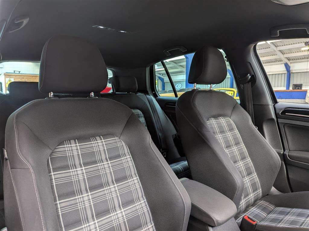 <p>2016 VOLKSWAGEN GOLF GTD S-A</p>