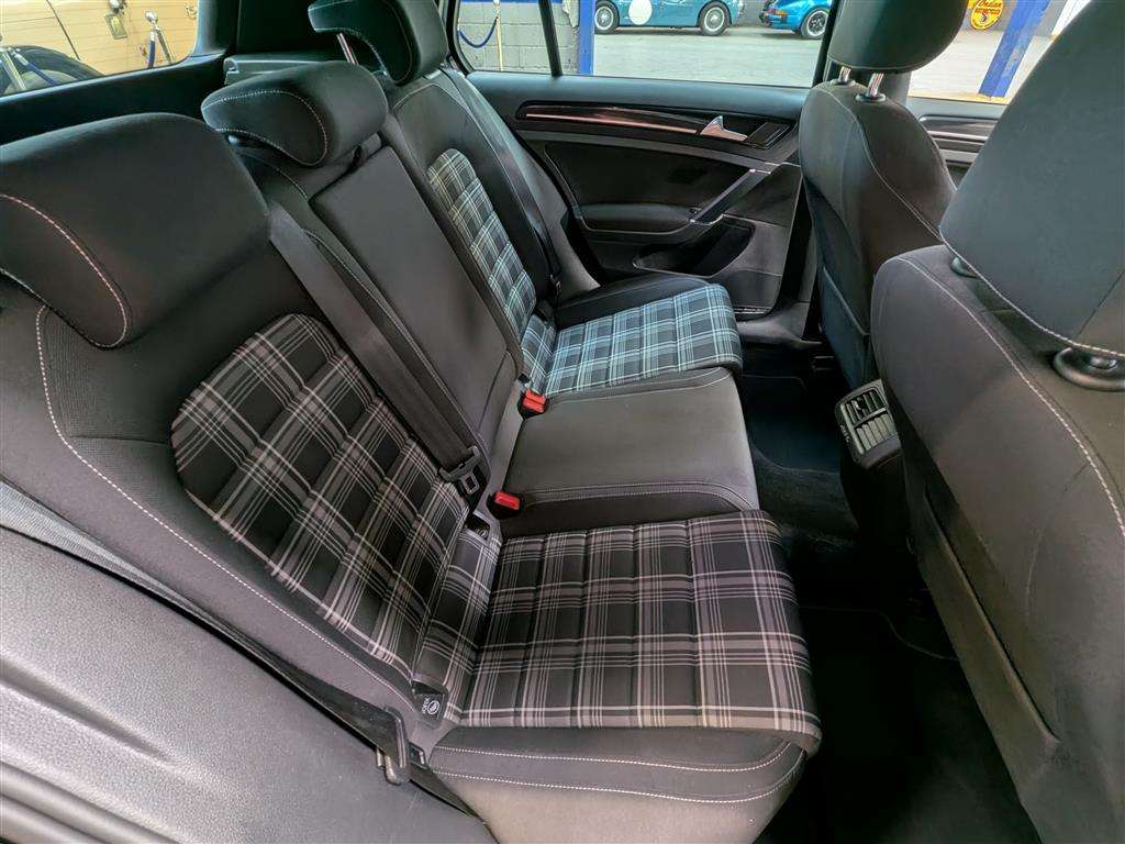 <p>2016 VOLKSWAGEN GOLF GTD S-A</p>