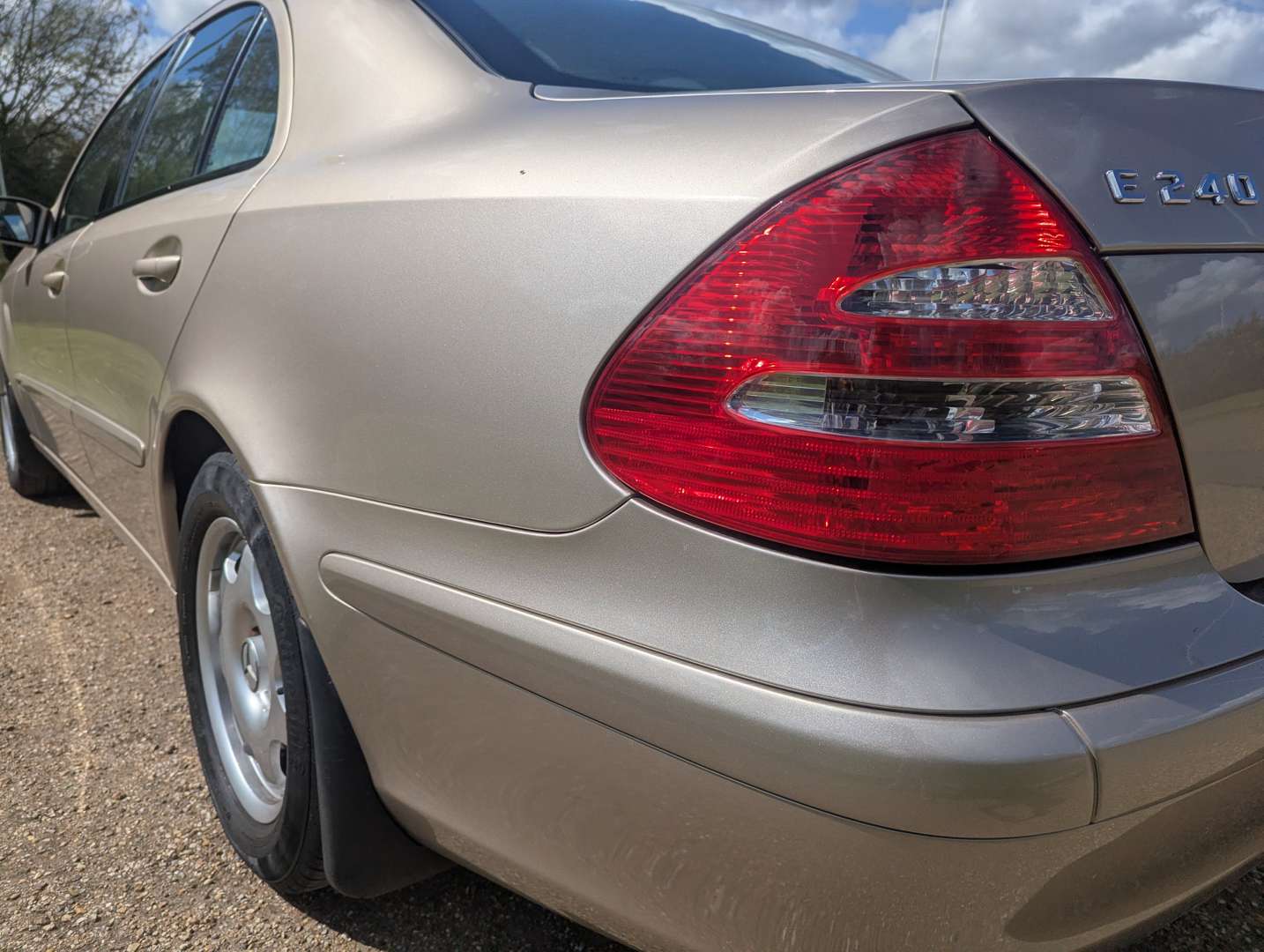 <p>2003 MERCEDES E240 CLASSIC AUTO</p>